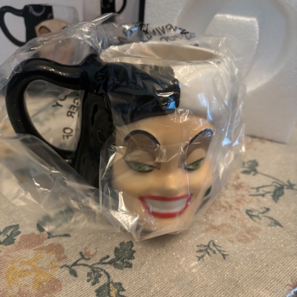 CRUELLA... NEW Disney Villain mug - Picture 5 of 6